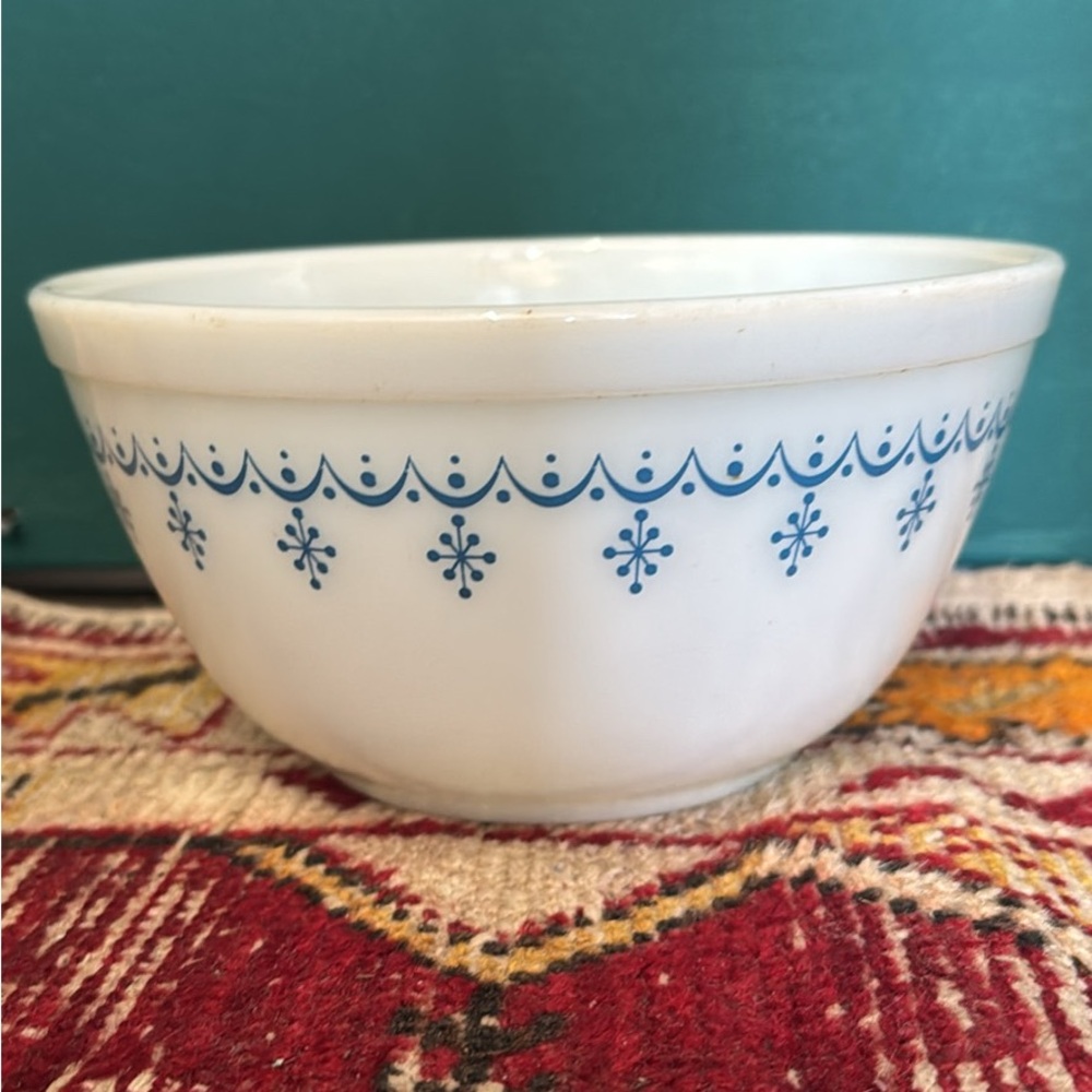 Vintage “Snowflake Garland” Pyrex Bowl